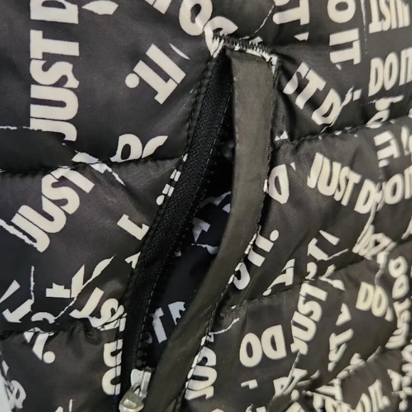 Nike “ Just Do It” all over Boys Size S (4-5 Yrs) Zip Puffer Coat / Jacket - Picture 5 of 9